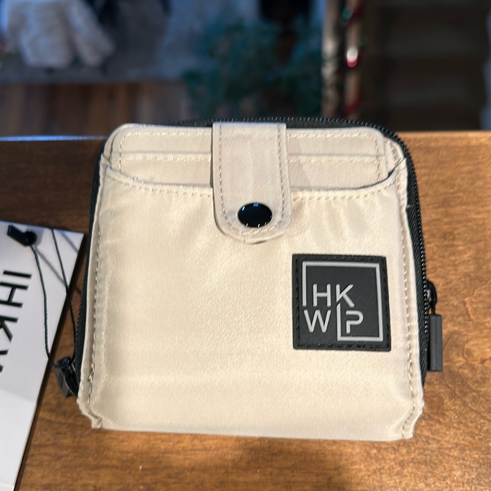 Brand new Ihqwip wallet beige has removable credit card holder